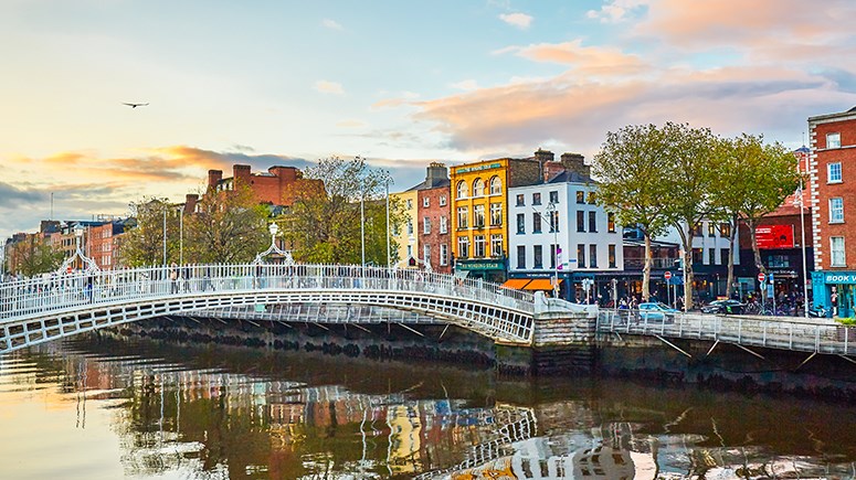 Vie of Dublin Liffey and the Ha'penny Bridge